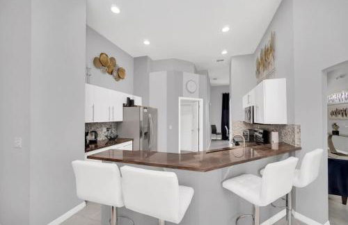 New 5 bedroom Disney Sanctuary - Photo 18