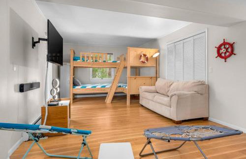 Gorgeous Beach! Lakefront with large Wooden Deck - Foto 12