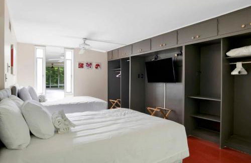 Midcentury Modern - Pool & Hot tub - Retro Retreat - Foto 33