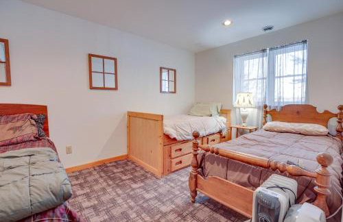 Lakefront Tomahawk Getaway with Deck and 2 Fireplaces! - Foto 21