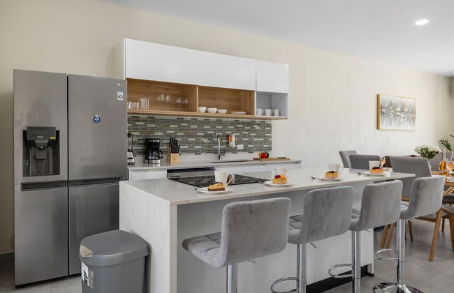 Brand NEW 3BR w Private Pool Walk to Palm Beach - Photo 4