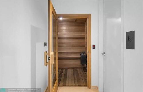 The Glamour of Upscale Downtown Ft. Lauderdale - Foto 19