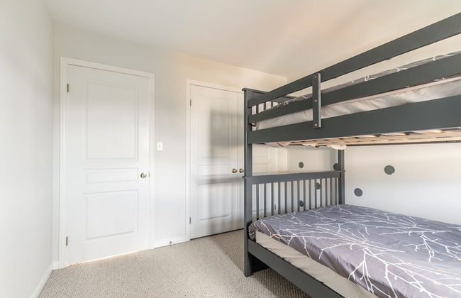 GLOBALSTAY. Modern 3-4 Bedroom Town - Photo 9