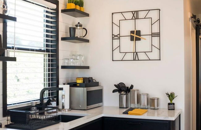 The Zephyr Tiny Container Home 12 min to Downtown Waco - Foto 14