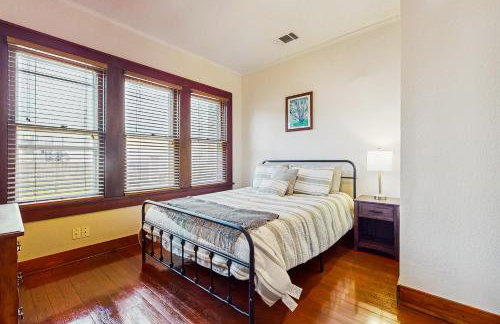 Walkable 1900s Home with Porch in Downtown Buda - Foto 14