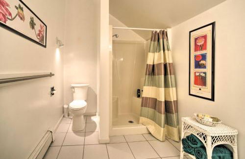 Lakefront Bolton Retreat with Balcony and Views! - Foto 26