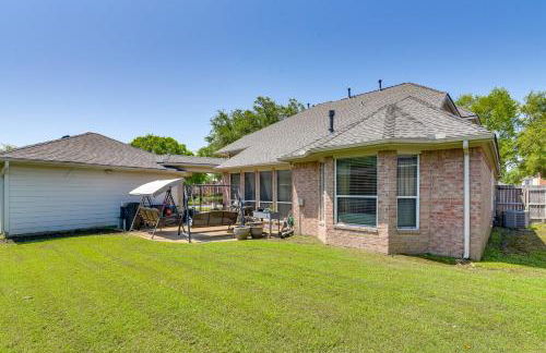 Patio, BBQ and Yard Family Retreat in Pearland - Photo 30