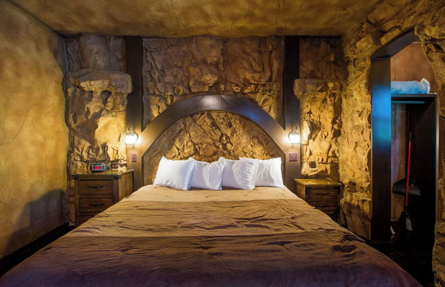 Eureka Springs Treehouses, Hobbit Caves & Castles - Photo 12