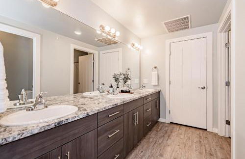 Bringham's Mill Apartments Perfect for Groups Full Kitchen Gym and Free Parking - Photo 55