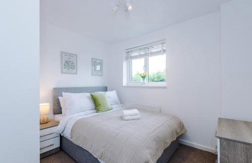 4BR Home for 8, Full Kitchen, Parking, WiFi in Northwich - Photo 77