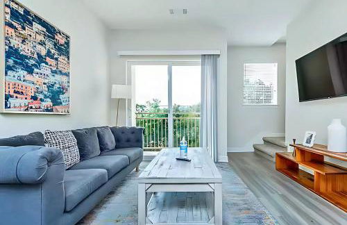 Cozy Retreat for Work or Relaxation - Photo 3