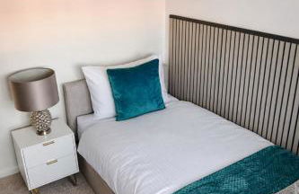 Rosie House 3 bedroom House in Sandbach with Parking - Photo 11