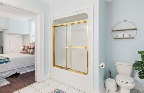 Uptown Colorful Cottage by the Riverwalk - Foto 41