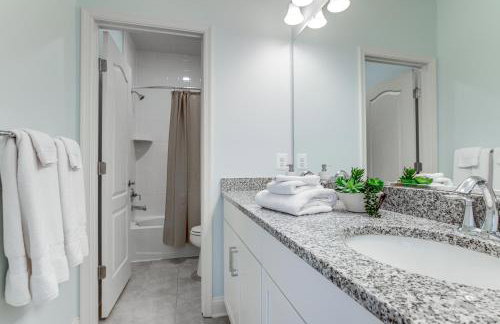 Modern and Spacious Home with Pool in Ocean View! - Foto 27