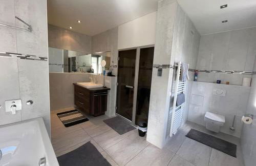 Lovely 2 bedroom apartment with free parking - Foto 22