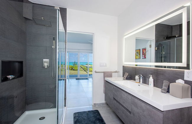 Shoreline Serenity: Secluded Coastal Villa - Foto 13