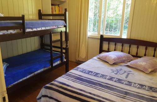 CASA FULL, CENTRO, 130m quadrados, 9 Pessoas, Wi-Fi, 3 Qtos, Churrasqueira e Apetrechos, Cozinha-Sala Integrados, 2 Banheiros, Varanda e Jardim, Garagem Coberta, Estac Interno 3 Carros, Lareira de Alta Performance e Fogão de Ferro, Área nos Fundos - Foto 29