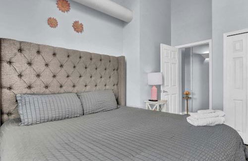 Pink playhouse sq near Progressive field & CSU - Photo 21