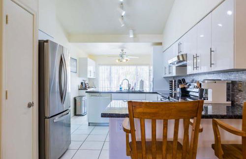 Modern House with Office Cornhole Near Freeways - Foto 11