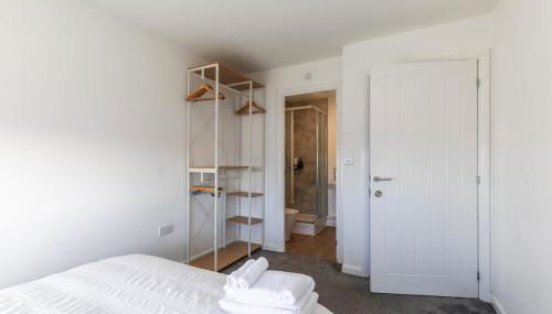 Lane End - Bright & Spacious 2-Bed Flat with Balcony & Parking - Foto 5