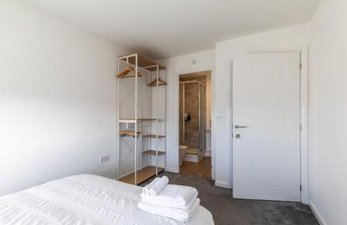 Lane End - Bright & Spacious 2-Bed Flat with Balcony & Parking - Foto 5