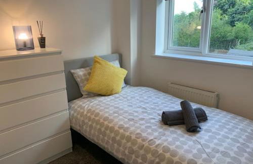 Spacious and central 4-bedroom house with parking - Foto 6