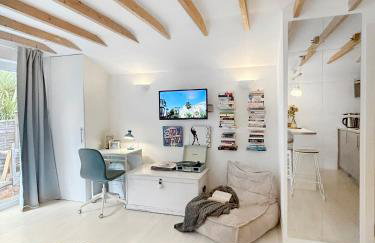 Modern self contained tiny home with patio - Foto 7