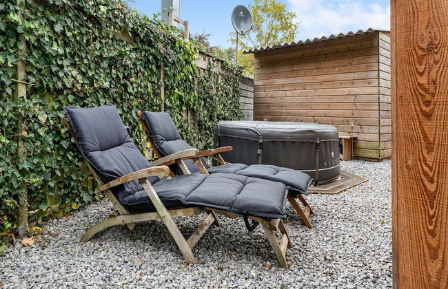 Fantastic Chalet Near Open Waterways, hot tub - Photo 33