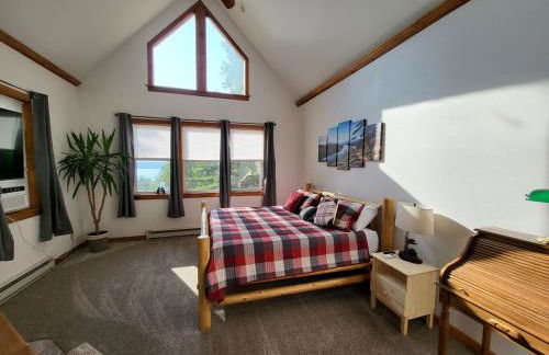 Spacious, modern, home by the lake! - Foto 37