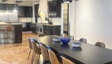 Stunning Spanish-Style Retreat with Pool Sleeps 28 - Foto 5