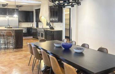 Stunning Spanish-Style Retreat with Pool Sleeps 28 - Foto 5