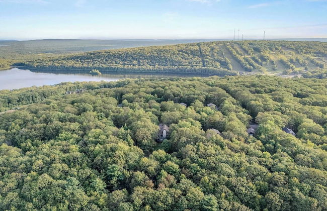 Sky View Chalet by Avantstay Stunning Interior, Spacious Deck, Hot Tub, & View - Photo 38