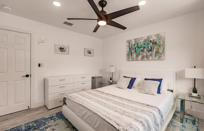 Modern Spacious Home With Pool Jacuzzi - Photo 26