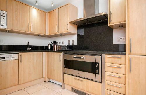 Central 2 bed with Large Terrace - Photo 4