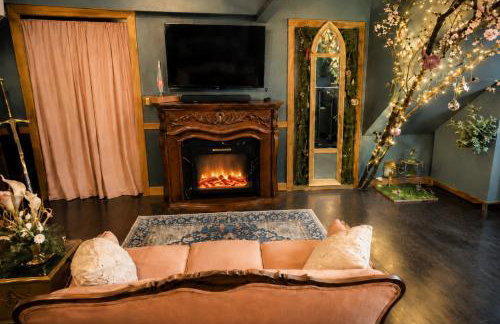Villa Serena Tuscan Theme home with a HIDDEN lounge, fire pit, lawn games, creek - Foto 47