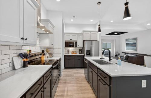 Plush & Roomy - Perfect for All Ages near KU & KC - Photo 13