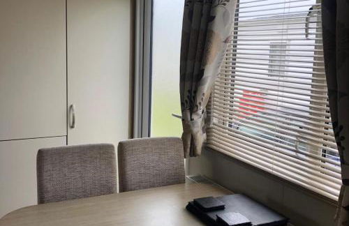 Seaside 2-Bed Caravan Retreat - Sleeps 6 & Parking - Foto 9