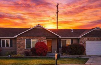 Spacious 5BR Home with Yard & Basement Lounge - Photo 1