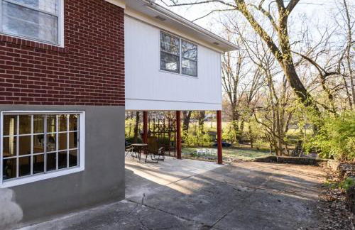 Spacious 5-Bedroom Retreat for 12 in Serene Neighborhood Near Louisville's Best Attractions - Photo 38