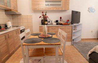 Mary's Downtown Home - a stroll away from Mount Vermio - Photo 27