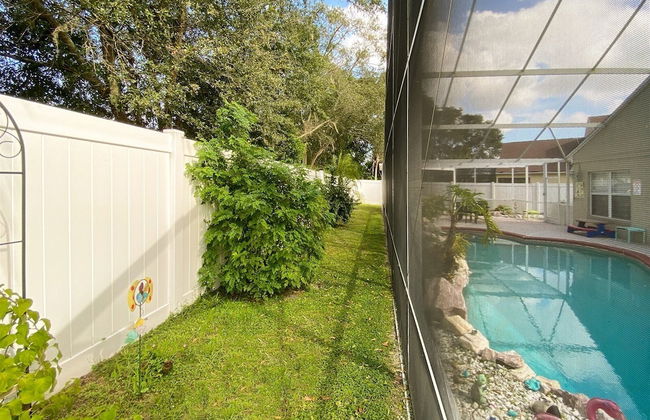 3 Bedroom Home With Private Screened Pool With Rock Waterfall Feature and Gameroom by Florida Dream Homes - Foto 51