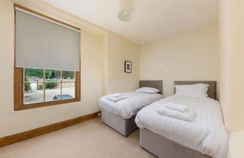 10 Bed Stunning House in village, with Hot Tub - Photo 21