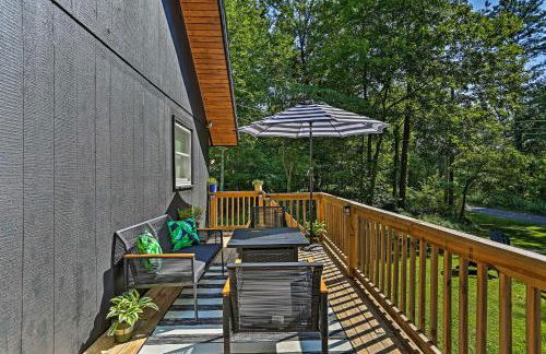 Deck and Gas Grill Modern East Stroudsburg Home! - Foto 20