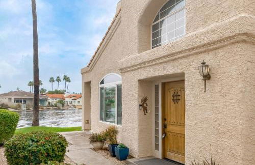 Lake view desert stay with pool, patio, grill, & smart TVs - snowbird-friendly - Foto 25