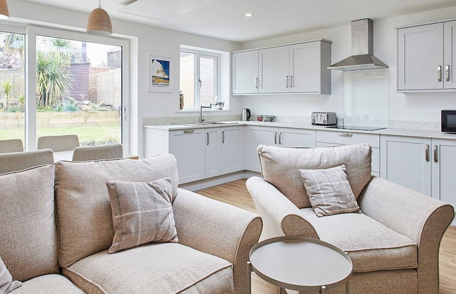 Host Stay Emilyn House - Photo 3