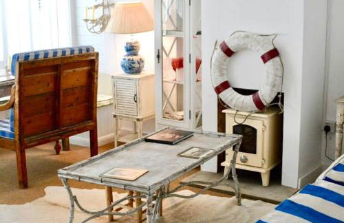 A unique, off-grid Eco Friendly Beach House. - Foto 6