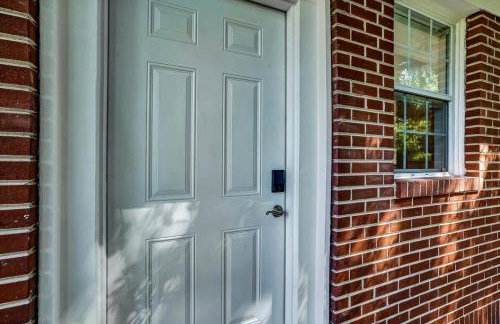 Cozy Riverside Villa - Walkable to Bars & Restaurants - Foto 24