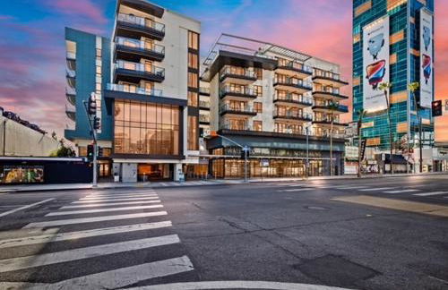 Hollywood Penthouse with Balcony & Pool View - Photo 13