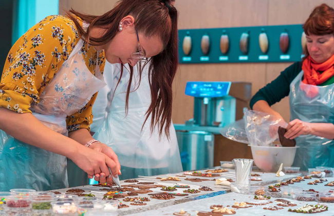 Taller de chocolate en el Choco Story de Brujas - Foto 3