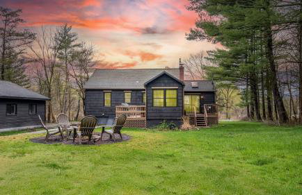 Charcoal Chalet by Avantstay A+ Design w/ Firepit - Foto 1